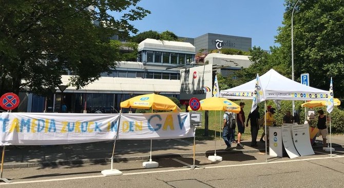 Les protestations des imprimeurs de Tamedia ont rassemblé une centaines de personnes